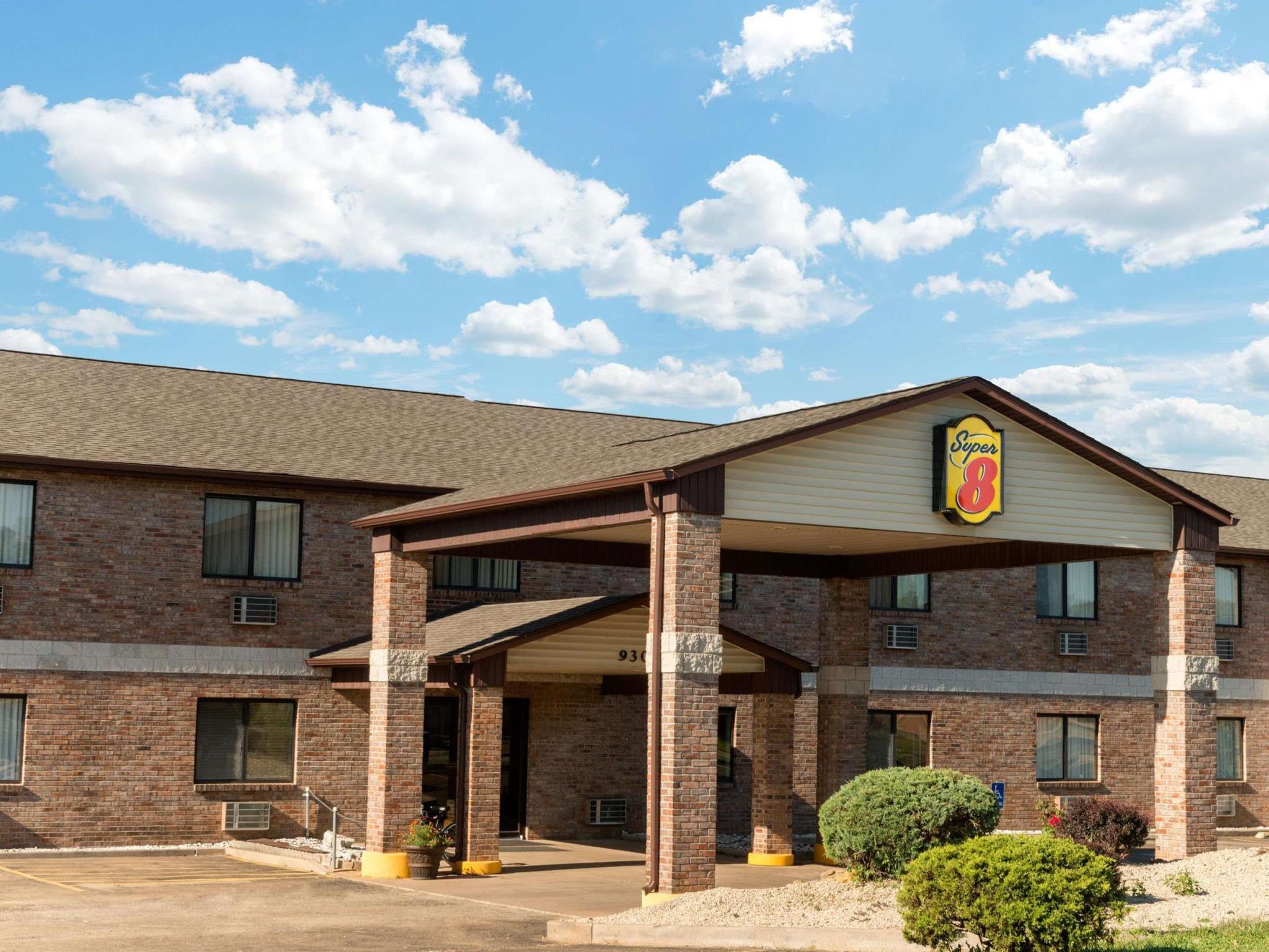 Super 8 By Wyndham Farmington Hotel Exterior photo