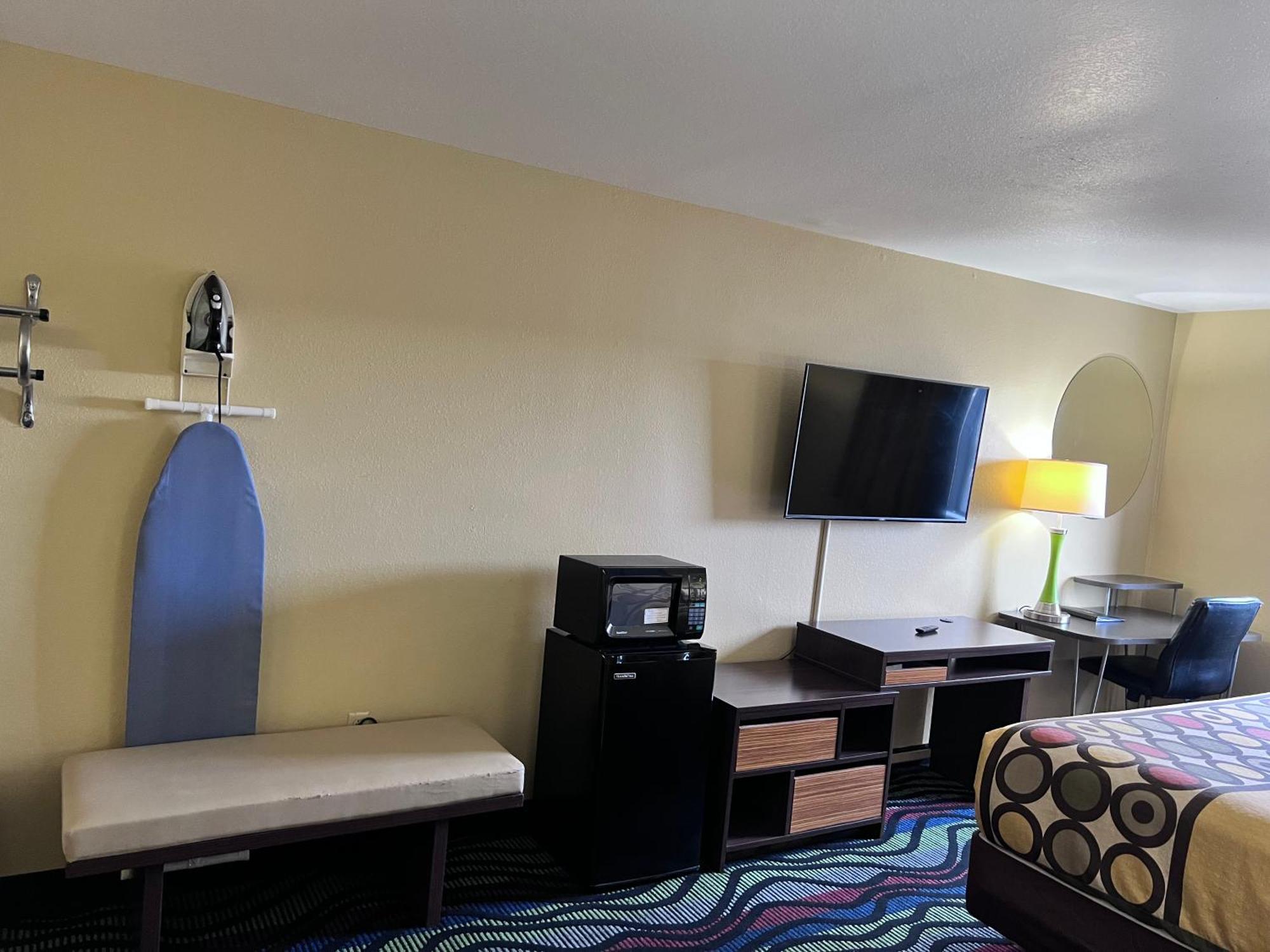 Super 8 By Wyndham Farmington Hotel Exterior photo