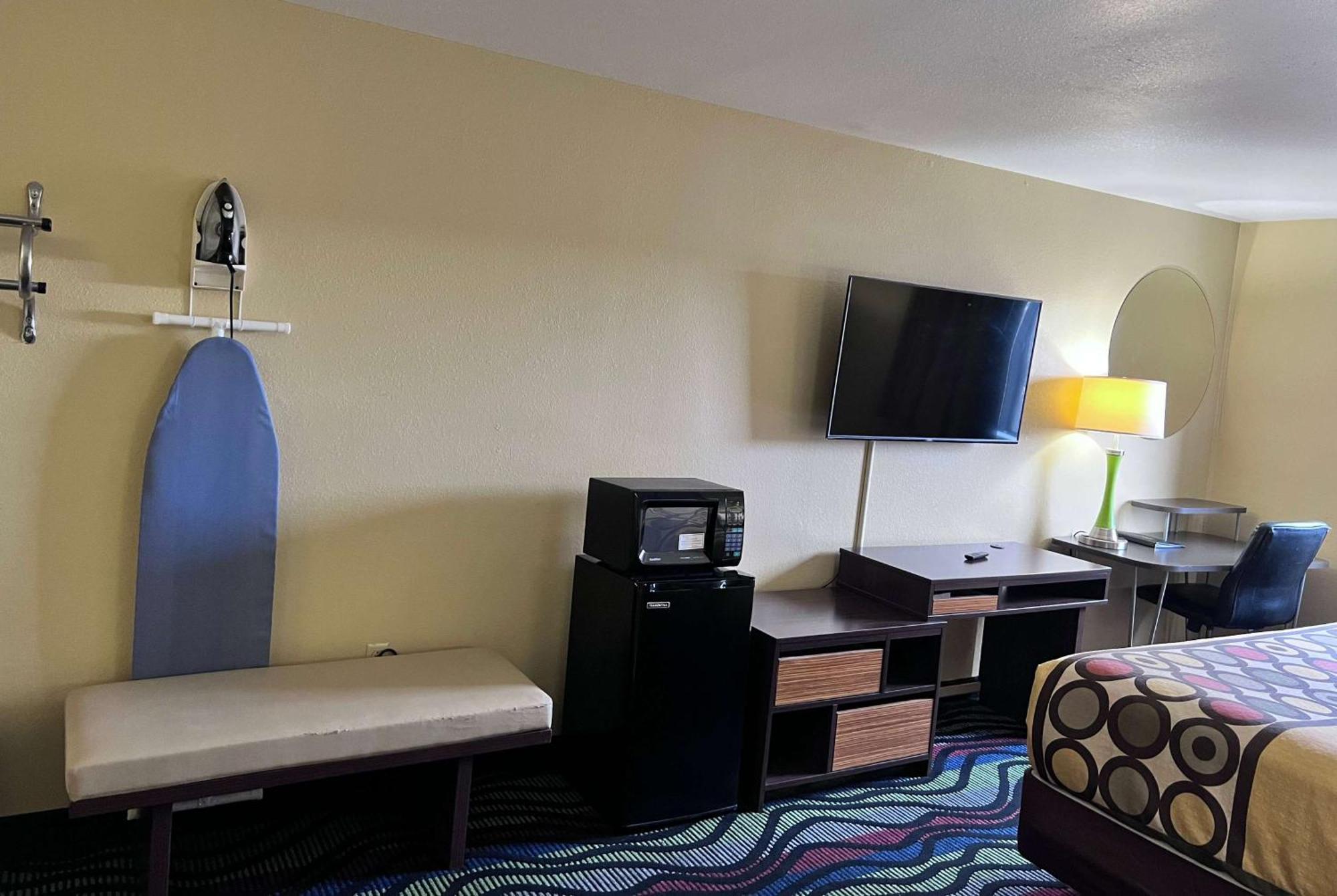 Super 8 By Wyndham Farmington Hotel Exterior photo
