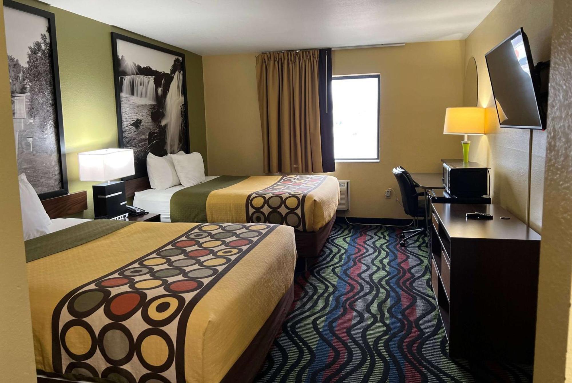 Super 8 By Wyndham Farmington Hotel Exterior photo