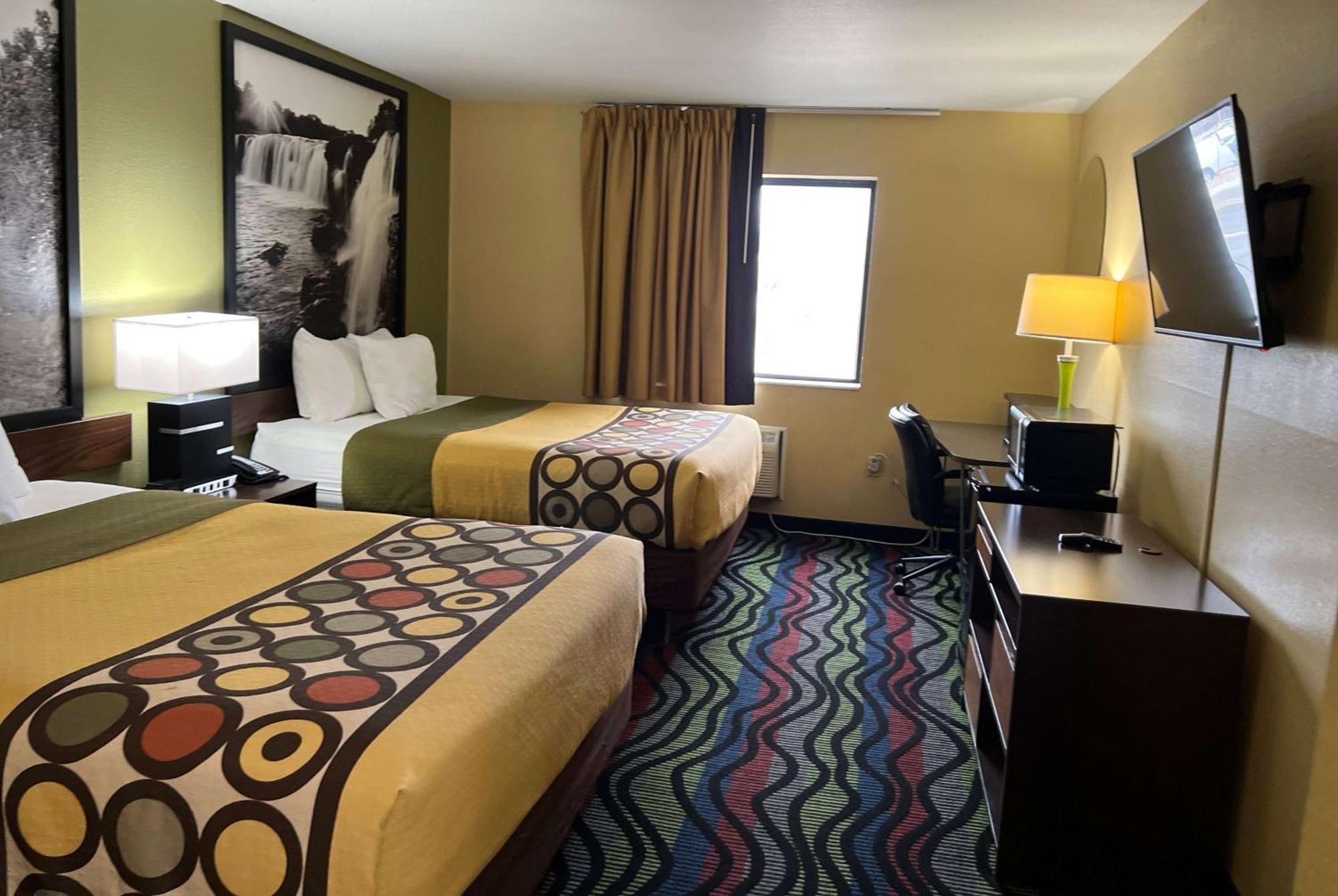 Super 8 By Wyndham Farmington Hotel Exterior photo