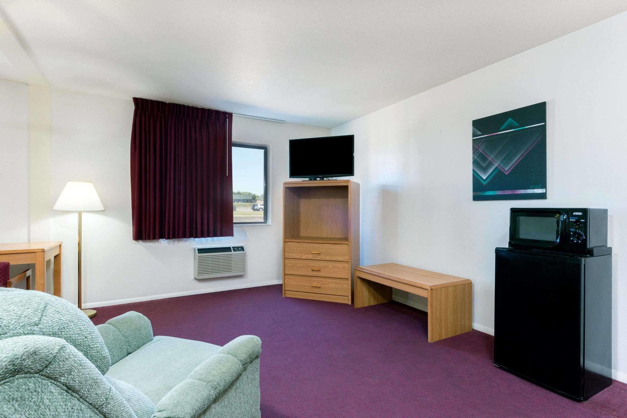 Super 8 By Wyndham Farmington Hotel Exterior photo